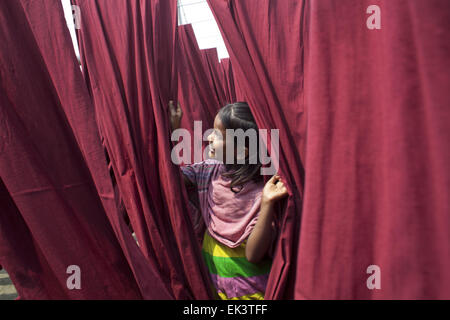 Dacca in Bangladesh. 6 apr, 2015. Lavoratori muoiono bambini che giocano vicino a morire i panni di Dhaka.la tintura di lavoratori in Bangladesh sono fuori di strutture. Essi lavorano foro giorni ma guadagnano meno di 7 dollaro al giorno. © Zakir Hossain Chowdhury/ZUMA filo/Alamy Live News Foto Stock