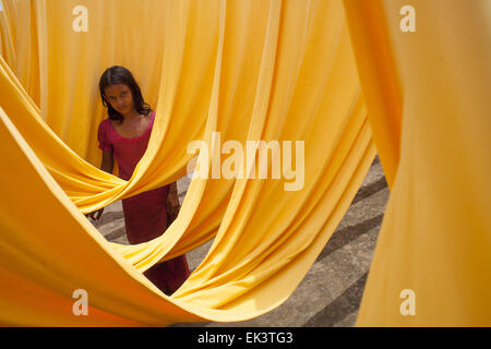 Dacca in Bangladesh. 6 apr, 2015. Lavoratori morente bambino agonizzante panni in Dhaka.la tintura di lavoratori in Bangladesh sono fuori di strutture. Essi lavorano foro giorni ma guadagnano meno di 7 dollaro al giorno. © Zakir Hossain Chowdhury/ZUMA filo/Alamy Live News Foto Stock