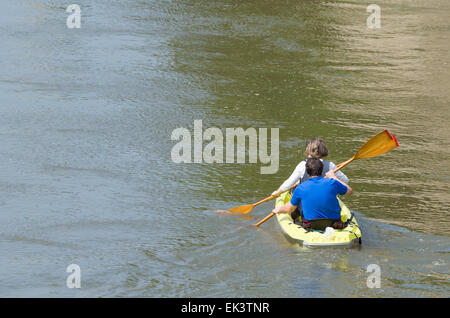 I vecchi donna e uomo in plastica canoa sul fiume Foto Stock