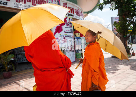 Monaco buddista nel loro turno, chiedendo l elemosina in Kampot, Cambogia, in Asia. Foto Stock