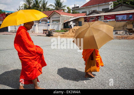 Monaco buddista nel loro turno, chiedendo l elemosina in Kampot, Cambogia, in Asia. Foto Stock