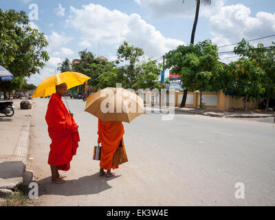 Monaco buddista nel loro turno, chiedendo l elemosina in Kampot, Cambogia, in Asia. Foto Stock