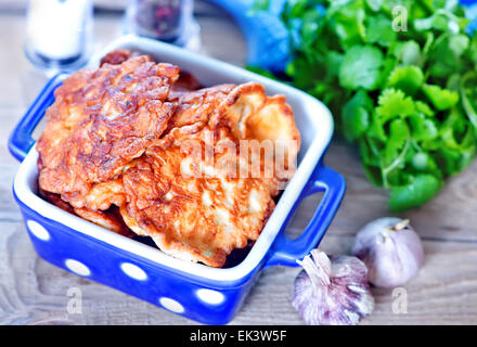 Costolette fritte dal pollo nel recipiente Foto Stock