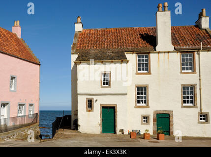 Dipinti tradizionali cottage in Pittenweem, Fife, Scozia Foto Stock