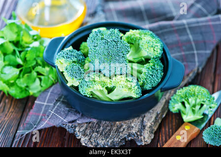 I broccoli nella ciotola e su un tavolo Foto Stock