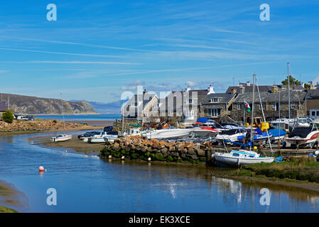 Barche accanto al fiume Soch a bassa marea, Abersoch, Llyn Peninsular, Gwynedd, North Wales UK Foto Stock