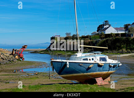 Barca a vela con la bassa marea, Abersoch, LLyn Peninsular, Gwynedd, North Wales UK Foto Stock