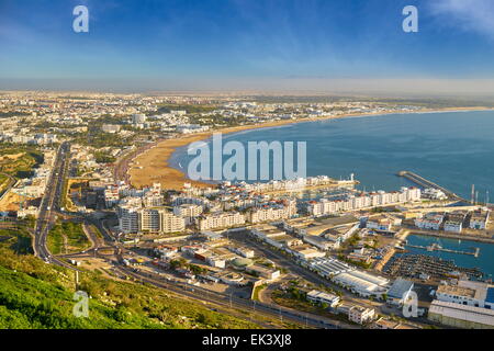 Agadir, vista della spiaggia e il porticciolo, Marocco, Africa del Nord Foto Stock