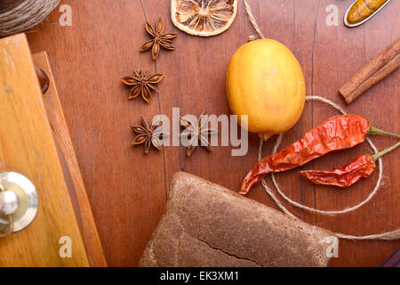 Limone e cannella, pane e pepe rosso Foto Stock