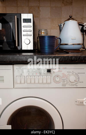 Tutti gli elettrodomestici da cucina piano di lavoro essendo utilizzato in una sola volta Foto Stock