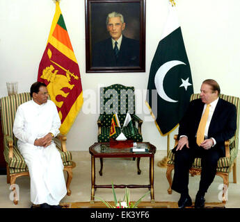 Islamabad. 6 apr, 2015. Foto rilasciata dalla stampa del Dipartimento Informazioni(PID) il 6 aprile 2015 mostra Primo Ministro pakistano Sharif (R) soddisfa con visita al Presidente dello Sri Lanka, Maithripala Sirisena, a Islamabad, la capitale del Pakistan. Il Pakistan e Sri Lanka il lunedì hanno concordato l'aumento annuale degli scambi bilaterali di volume per oltre un miliardo di dollari dal presente 460 milioni di dollari USA e a rafforzare la cooperazione in vari campi, Primo ministro Nawaz Sharif e il Presidente dello Sri Lanka Maithripala Sirisena detto. © PID/Xinhua/Alamy Live News Foto Stock