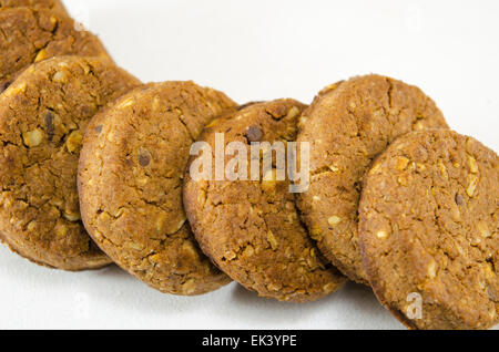 Biscotti integrali su sfondo bianco Foto Stock