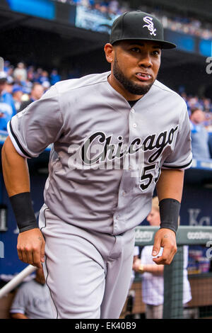 Kansas City, Stati Uniti d'America. 6 Aprile, 2015. Melky Cabrera #53 dei Chicago White Sox è stata introdotta prima della MLB in apertura di giornata gioco tra Chicago White Sox e il Kansas City Royals presso Kauffman Stadium di Kansas City MO Credito: Cal Sport Media/Alamy Live News Foto Stock