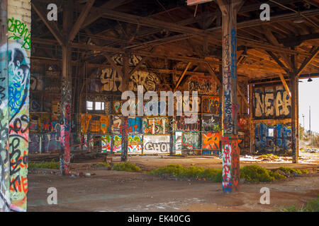 Abbandonato Edificio Magazzino coperto di graffiti arte Foto Stock