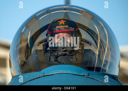 Un US Air Force Capt. Paul Anderson con la 64th Aggressor Squadron parchi pilota la sua F-16 Fighting Falcon aeromobile dopo il ritorno da un esercizio bandiera rossa missione il 9 marzo 2015 presso la Base Aerea Militare di Nellis Nevada. Foto Stock