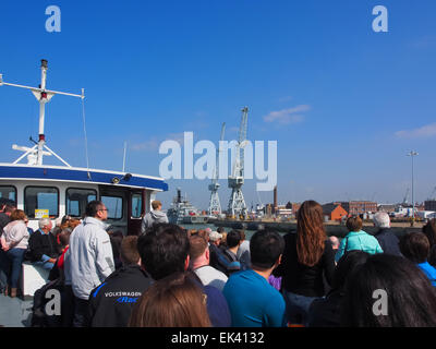 Turisti che si godono un viaggio guidato intorno a Portsmouth Porto a bordo di una harbor tour in barca Foto Stock