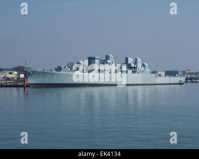 Tipo 82 cacciatorpediniere HMS Bristol, D23, ora un porto Training & Alloggio nave ormeggiata in Whale Island, Portsmouth, Inghilterra Foto Stock