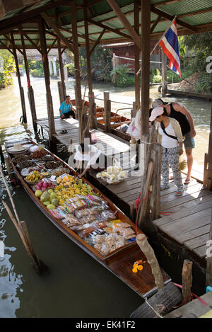 Il Mercato Galleggiante di Damnoen Saduak circa sessanta miglia da Bangkok in Thailandia i fornitori che vendono alimenti dalle loro barche Foto Stock