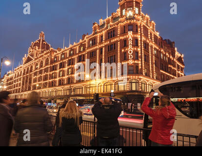 I grandi magazzini Harrods di notte, Brompton Road e Knightsbridge, Royal Borough di Kensington e Chelsea, Londra, Inghilterra, unite Foto Stock