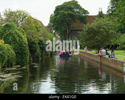 I turisti tenuto lo storico viaggio sul fiume, il fiume Stour, Canterbury, nel Kent, England, Regno Unito Foto Stock