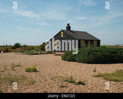 Derek Jarman's Garden a Prospect Cottage, l'ex casa e giardino del compianto artista e regista Derek Jarman, a Dungeness, Kent, Inghilterra Foto Stock