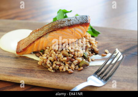 USA IL CIBO - pan fritto di filetto di salmone su un letto di quinoa tabouli Foto Stock