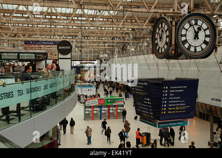 Pendolari presso la stazione di Waterloo, London, England, Regno Unito Foto Stock