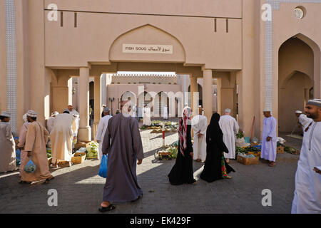 Le persone al mercato settimanale e pesce souq, Nizwa, Oman Foto Stock