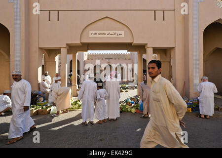 Le persone al mercato settimanale e pesce souq, Nizwa, Oman Foto Stock