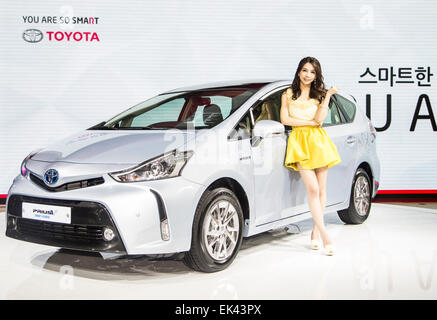 Toyota, il Apr 2, 2015 : automobilistico giapponese Toyota Prius V Smart ibrido è visto su una vettura durante una stampa anteprima della Seoul Motor Show di Goyang, a nord di Seul, Corea del Sud. (Foto di Lee Jae-Won/AFLO) (Corea del Sud) Foto Stock