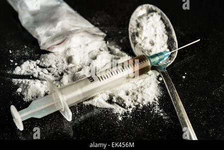 Siringa di farmaco e cotto eroina Foto Stock
