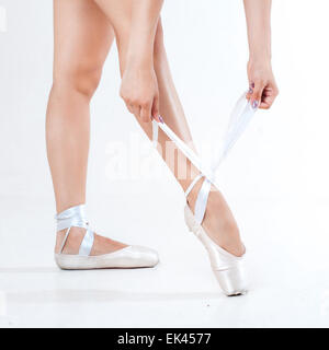 Giovane ballerina di danza, closeup sulle gambe e scarpe Foto Stock