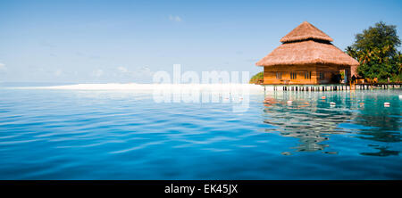 Le Ville Overwater in blu laguna tropicale Foto Stock