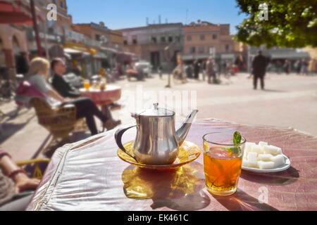 Marocchino tradizionale verde il tè alla menta in vetro con tè pentola, Marocco, Africa Foto Stock