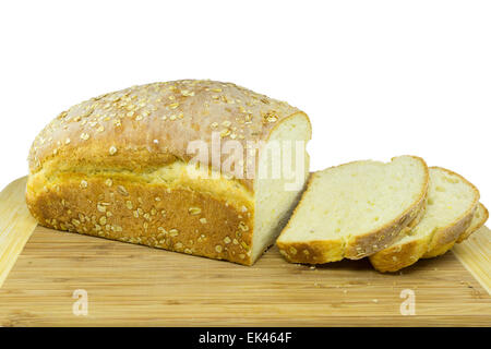 Fette di pane fatto in casa su sfondo di legno Foto Stock