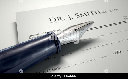Un vuoto medici generici nota prescrizione e una penna stilografica isolato su un fondo bianco Foto Stock
