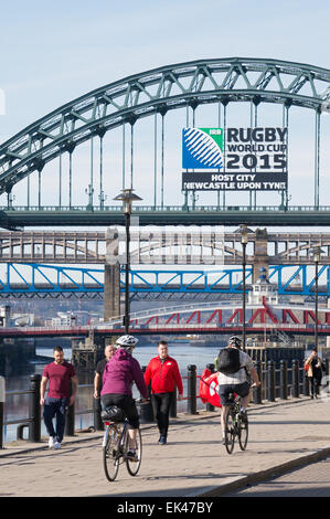 I ciclisti Newcastle upon Tyne, Quayside, England, Regno Unito Foto Stock