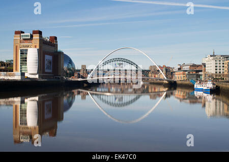 Tyne Bridge e Baltic Gallery riflessa nel fiume Newcastle upon Tyne Regno Unito Foto Stock