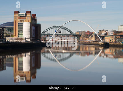 Tyne Bridge e Baltic Gallery riflessa nel fiume Gateshead, North East England, Regno Unito Foto Stock