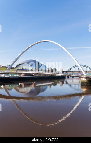 Millennium Bridge e salvia concert hall, Gateshead, North East England, Regno Unito Foto Stock