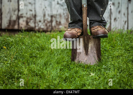 Dettagli dei piedi e della pala in parte anteriore del granaio Foto Stock