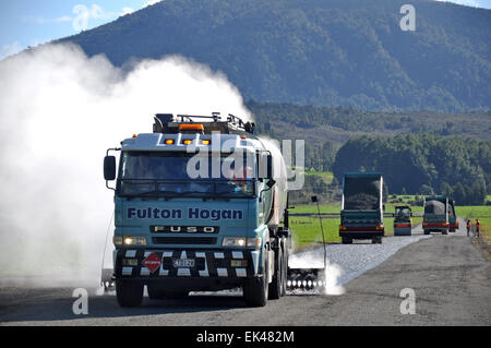 Una costruzione di strade pista contratti per tarseal un privato striscia aria vicino a Greymouth, Nuova Zelanda Foto Stock