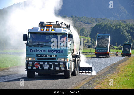 Una costruzione di strade pista contratti per tarseal un privato striscia aria vicino a Greymouth, Nuova Zelanda Foto Stock