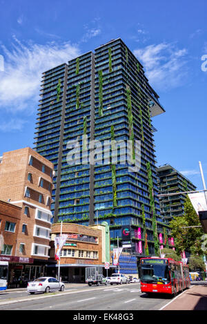 Un Central Park e Broadway/Parramatta Road, Chippendale, Sydney. Post-moderno grattacielo; alto edificio; moderno; giardini pensili; giardino verticale Foto Stock