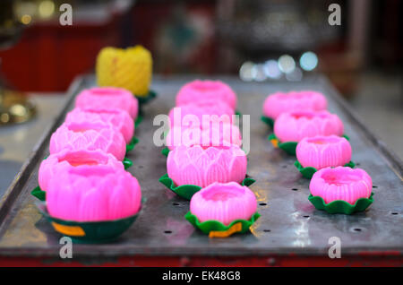 Candele rosa a forma di fiori di loto - Tempio offerte, il tempio Cinese di Kuala Lumpur, Malesia, Sud Est asiatico; offerte religiose; shaped Foto Stock