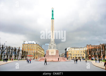 Nuvole sopra l'indipendenza? Il Monumento alla Libertà nel centro di Riga, Lettonia. Stati baltici; plaza, quadrato, simbologia politica; simbolo simbolico; Foto Stock