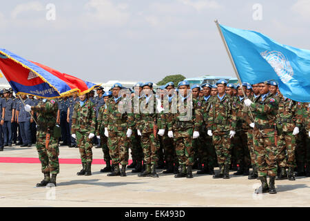 Phnom Penh Cambogia. 7 apr, 2015. Soldati cambogiani preparare a lasciare per il Mali e il sud Sudan in Phnom Penh Cambogia, Aprile 7, 2015. La Cambogia ha inviato 461 militari martedì, compresi 29 femmine, per entrare a far parte di una organizzazione delle Nazioni Unite la missione di mantenimento della pace nel conflitto-strappata a ovest delle nazioni africane del Mali e del sud Sudan. Credito: Sovannara/Xinhua/Alamy Live News Foto Stock