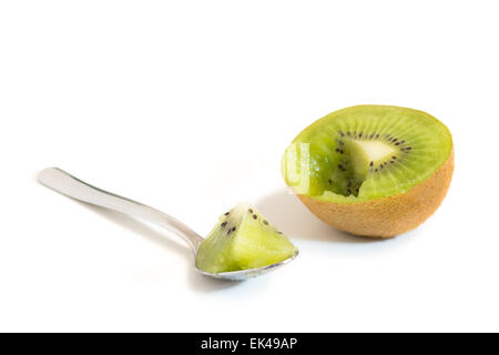 Uno fette di kiwi e cucchiaio con un pezzo di kiwi isolati su sfondo bianco Foto Stock