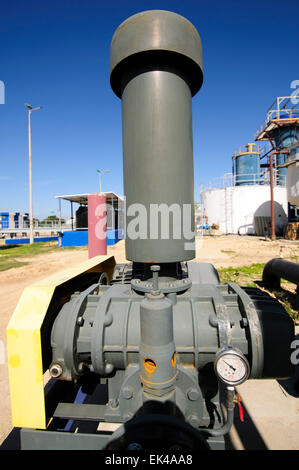 Pompe acqua alla rete fognaria impianto di trattamento. L'acqua trattata viene poi usato per irrigazione e uso agricolo. Fotografato Foto Stock