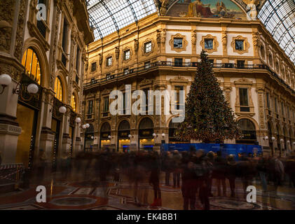 Persone l'effetto di movimento a Milano Galleria Vittorio 2°, Milano Italia Foto Stock